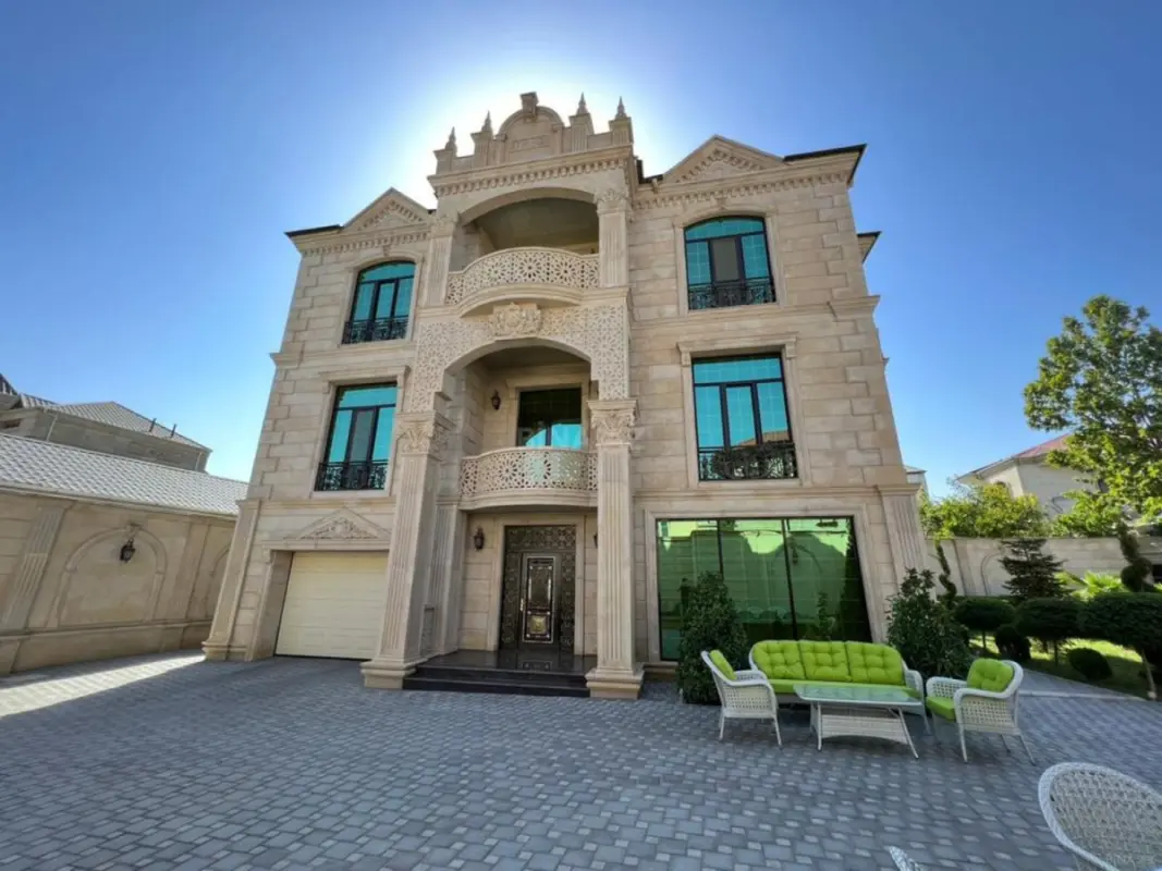 Satılır 10 otaqlı həyət evi 750 m²