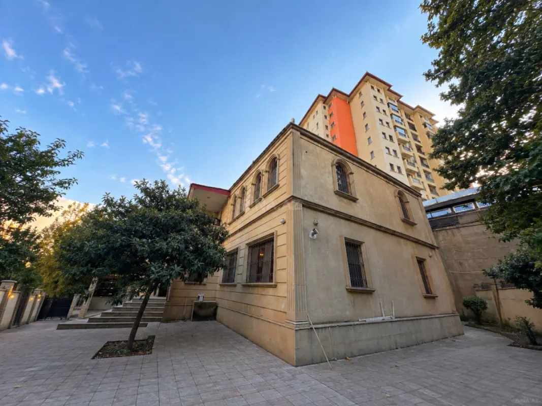 Satılır 8 otaqlı həyət evi 300 m²