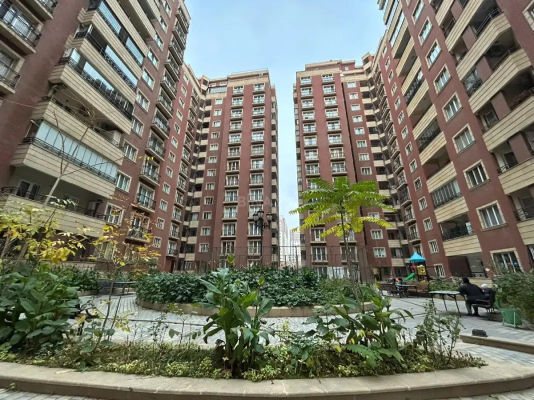 Satılır 4 otaqlı mənzil 195 m²