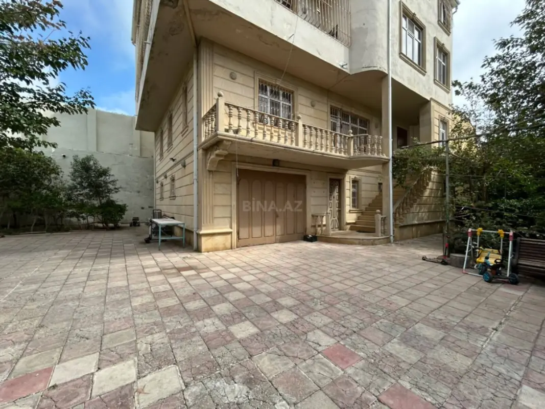 Satılır 12 otaqlı həyət evi 400 m²
