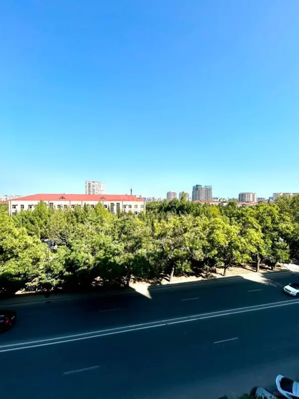 Satılır 4 otaqlı mənzil 135 m²