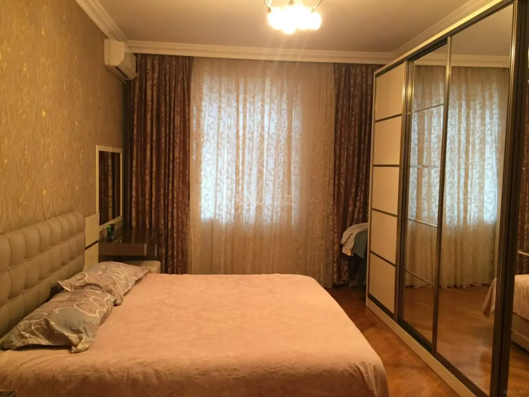 Satılır 3 otaqlı mənzil 135 m²