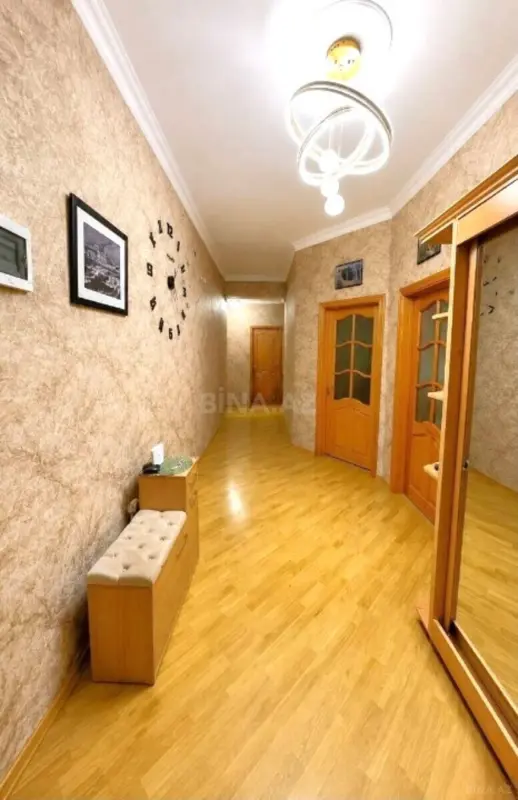 Satılır 4 otaqlı mənzil 130 m²