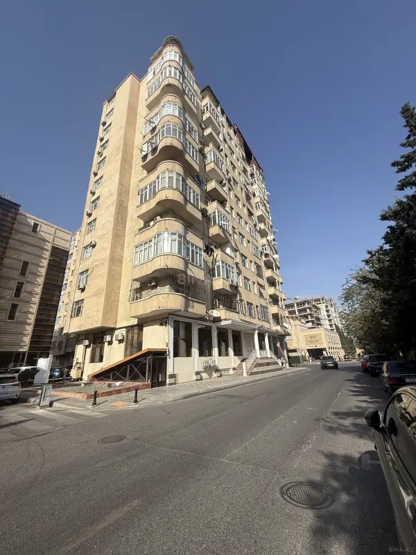 Satılır 4 otaqlı mənzil 220 m²