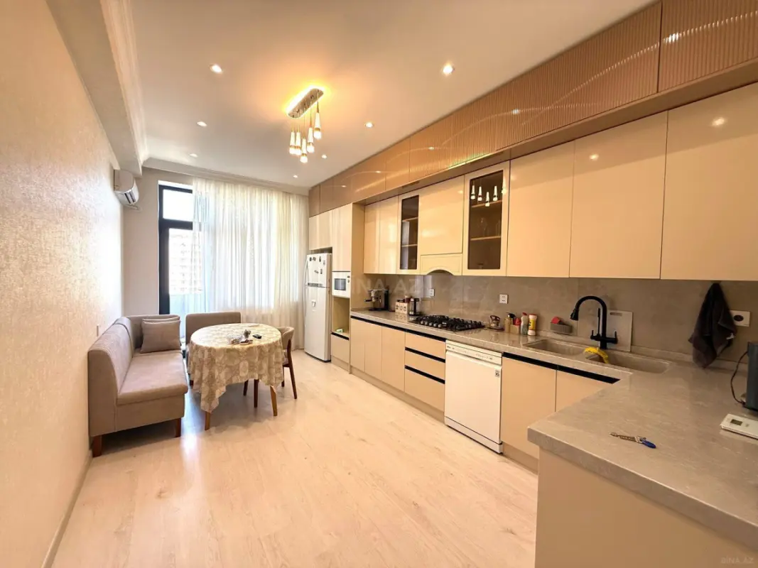 Satılır 3 otaqlı mənzil 144 m²