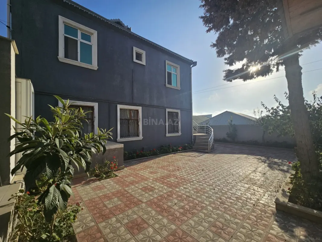 Satılır 8 otaqlı həyət evi 232 m²