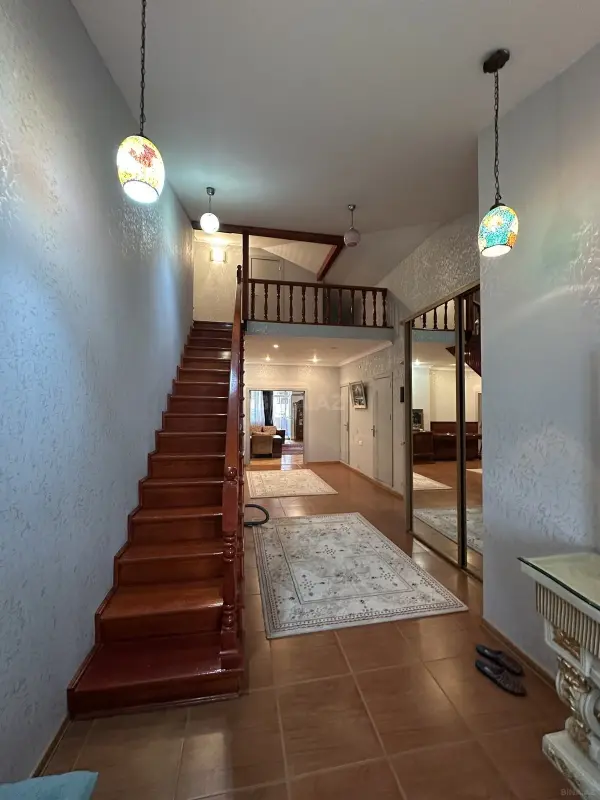 Satılır 4 otaqlı mənzil 240 m²