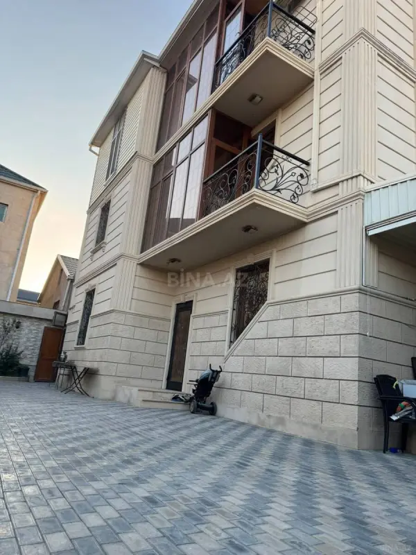 Satılır 8 otaqlı həyət evi 330 m²