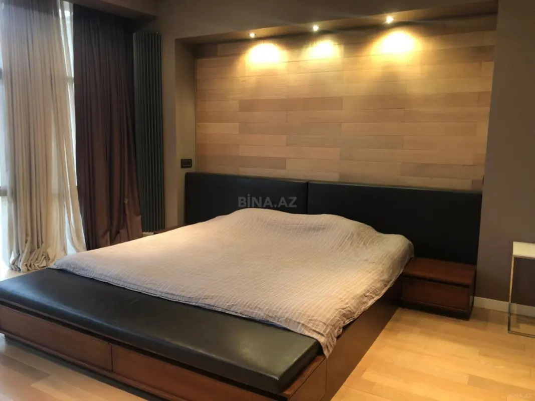 Satılır 5 otaqlı mənzil 240 m²