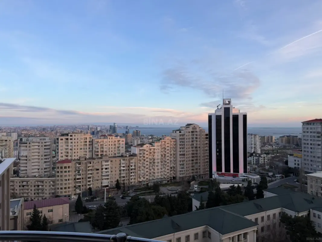 Satılır 3 otaqlı mənzil 175 m²