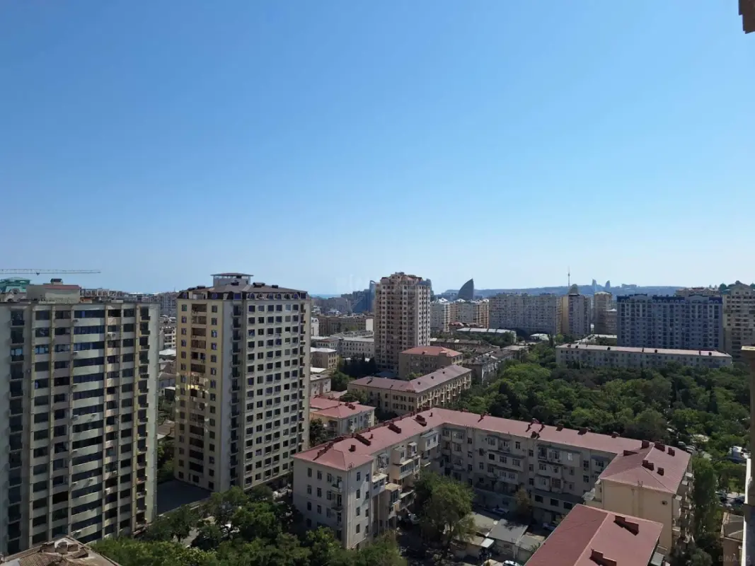 Satılır 4 otaqlı mənzil 174.5 m²