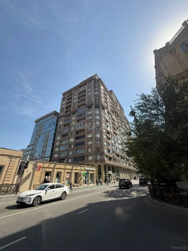 Satılır 4 otaqlı mənzil 190 m²