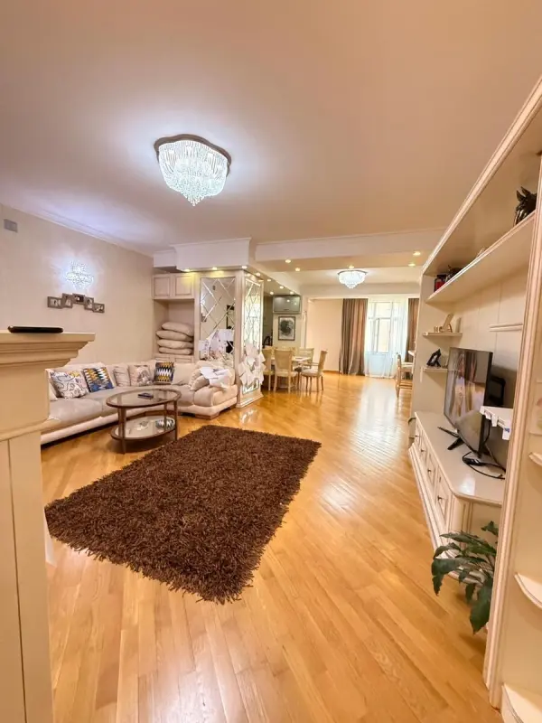Satılır 4 otaqlı mənzil 175 m²