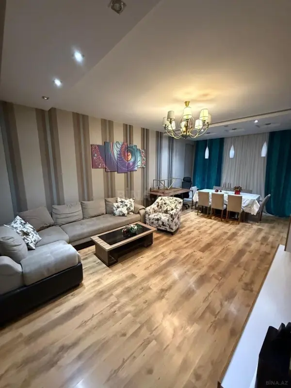 Satılır 3 otaqlı mənzil 136 m²