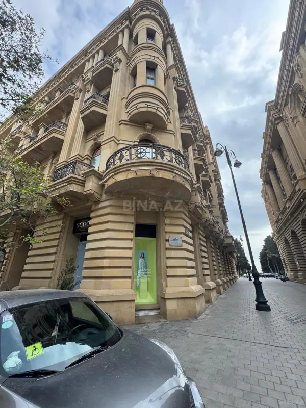 Kirayə verilir 5 otaqlı mənzil 400 m²