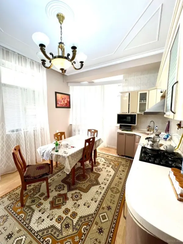 Satılır 4 otaqlı mənzil 130 m²