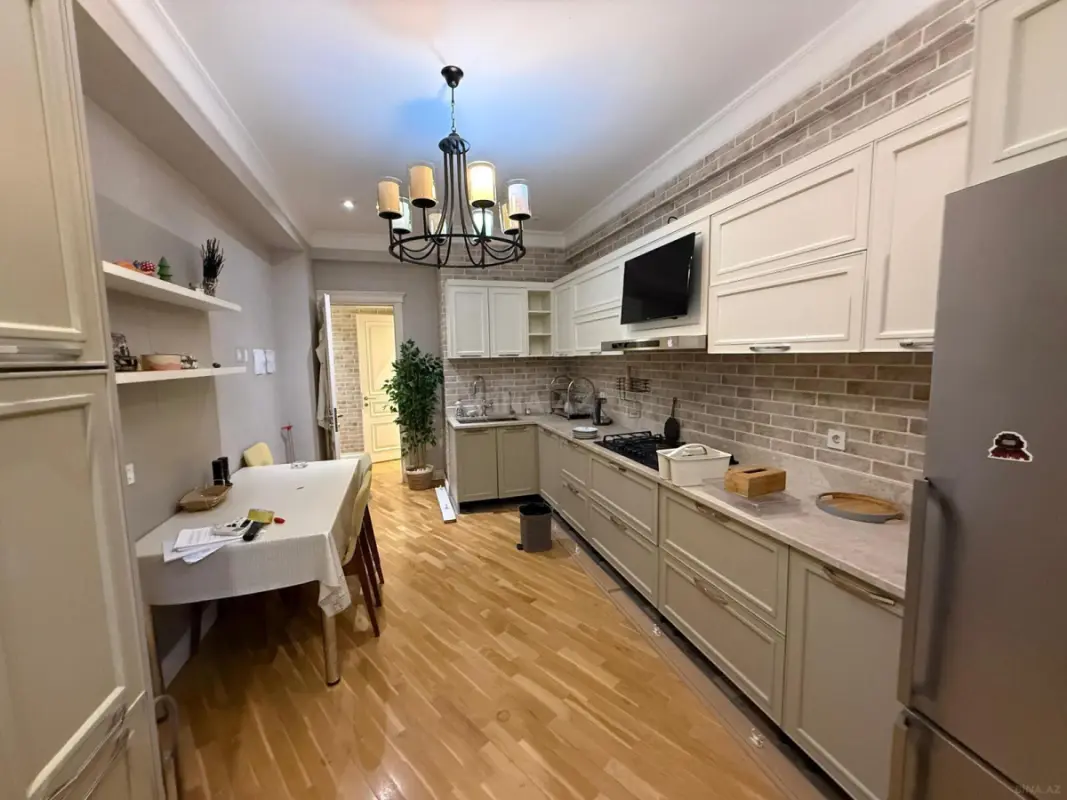 Satılır 4 otaqlı mənzil 156 m²