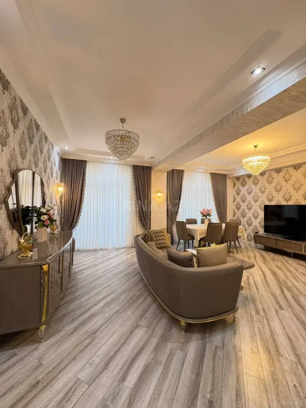 Satılır 4 otaqlı mənzil 187 m²