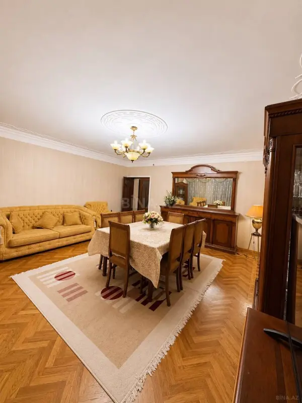 Satılır 3 otaqlı mənzil 135 m²