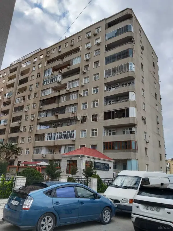 Satılır 4 otaqlı mənzil 136 m²
