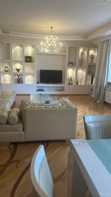 Kirayə verilir 4 otaqlı mənzil 196 m²
