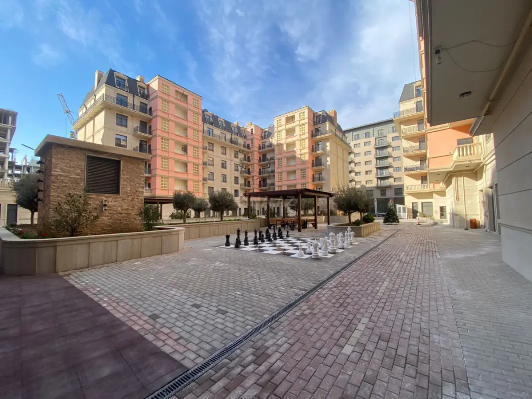 Satılır 5 otaqlı mənzil 195 m²