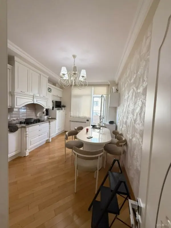 Satılır 3 otaqlı mənzil 158 m²