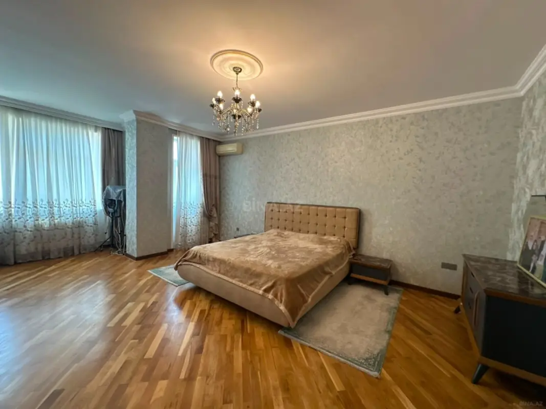 Satılır 4 otaqlı mənzil 190 m²