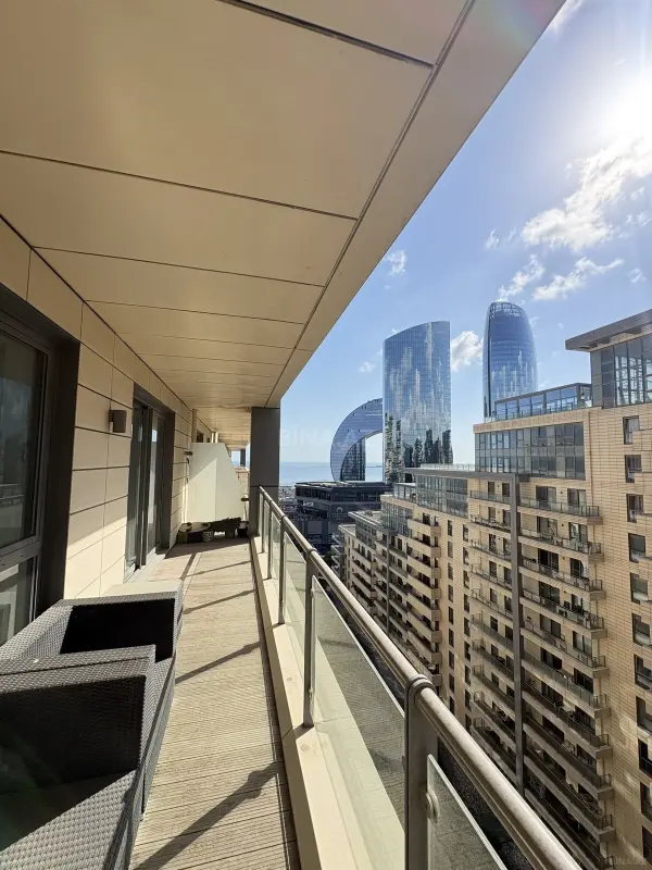 Kirayə verilir 4 otaqlı mənzil 180 m²