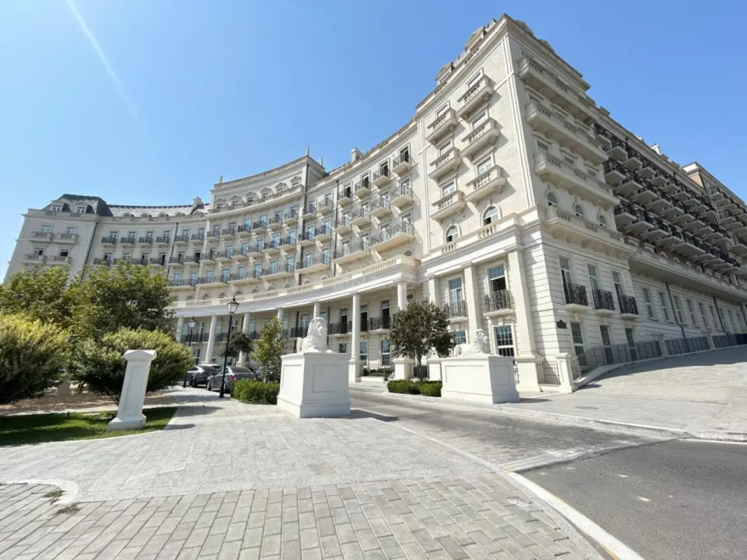 Satılır 2 otaqlı mənzil 83 m²
