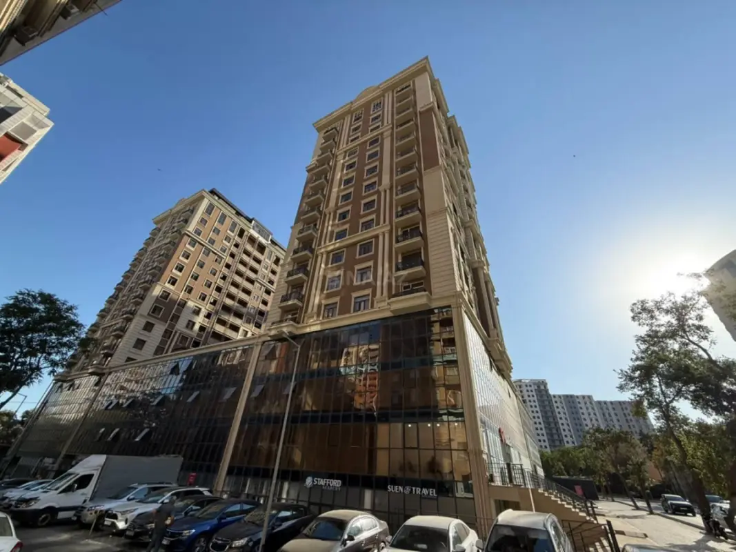 Satılır 4 otaqlı mənzil 185 m²