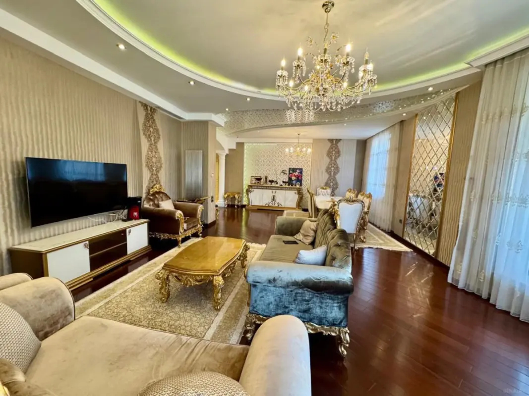 Satılır 4 otaqlı mənzil 210 m²