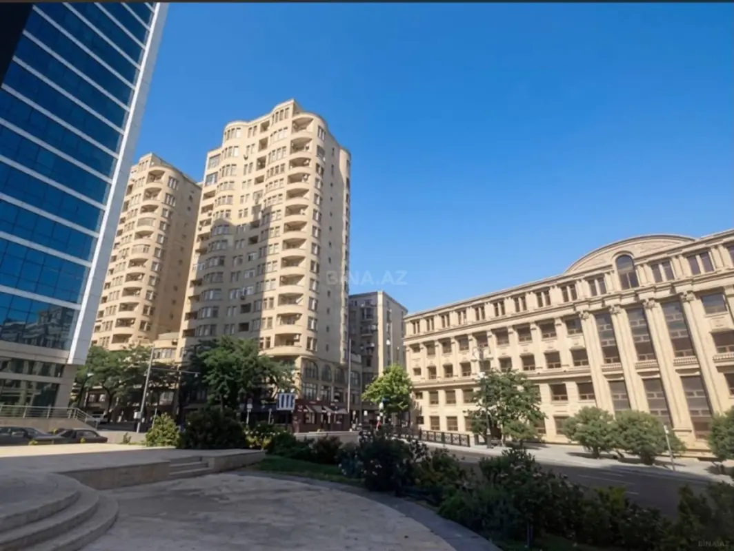 Satılır 4 otaqlı mənzil 180 m²