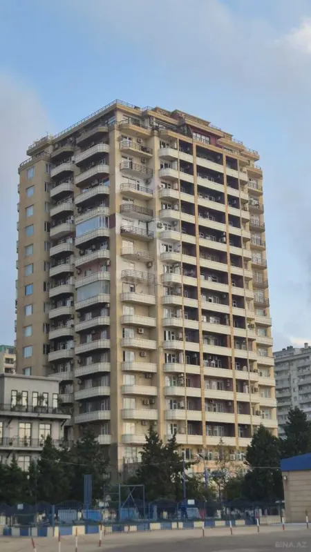 Satılır 3 otaqlı mənzil 143 m²