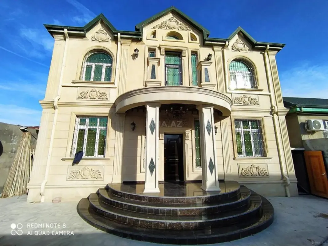 Satılır 5 otaqlı həyət evi 230 m²