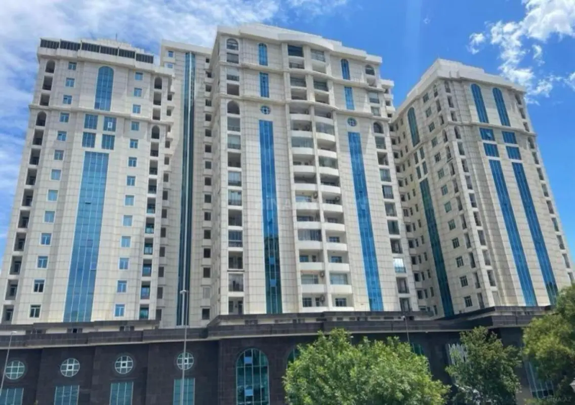 Satılır 4 otaqlı mənzil 204 m²