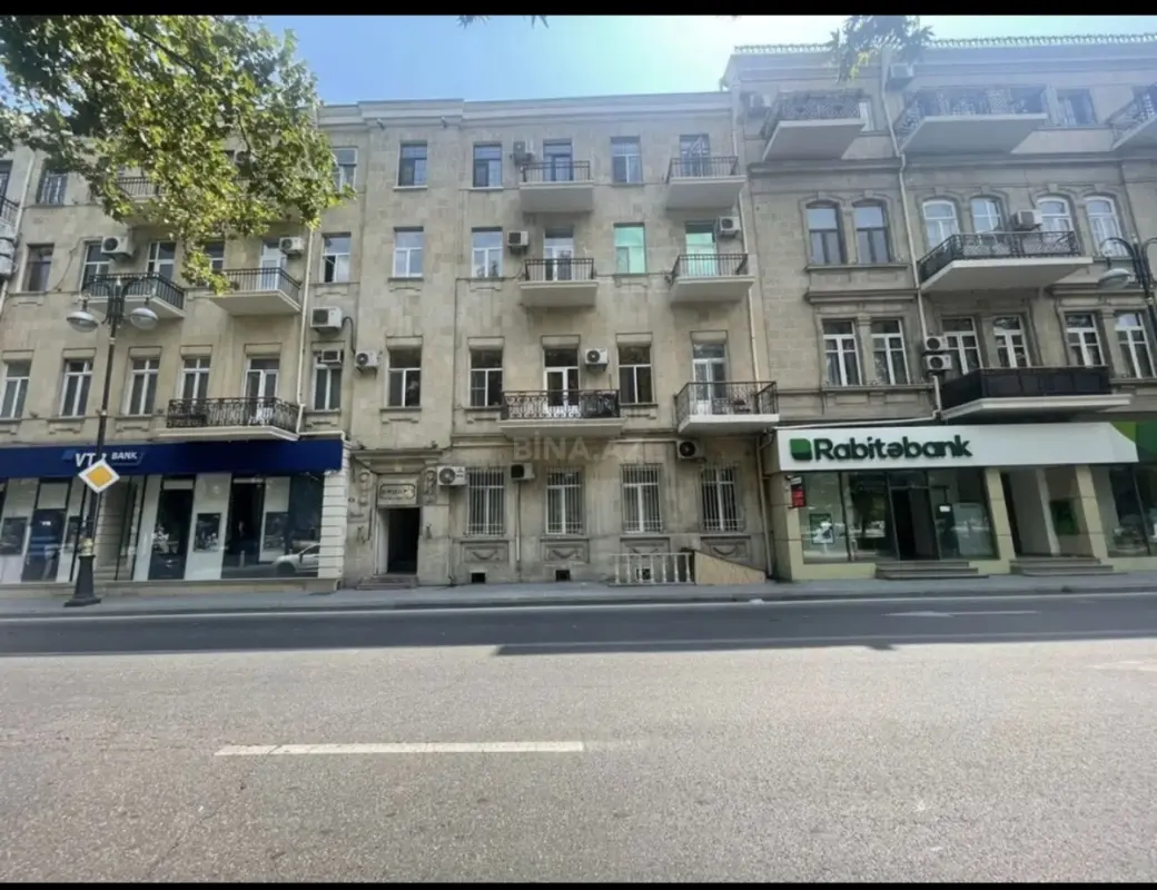 Satılır 4 otaqlı mənzil 130 m²