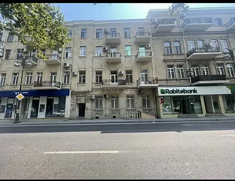 Satılır 4 otaqlı mənzil 130 m² — Bakı 4 otaq 130.00 m²