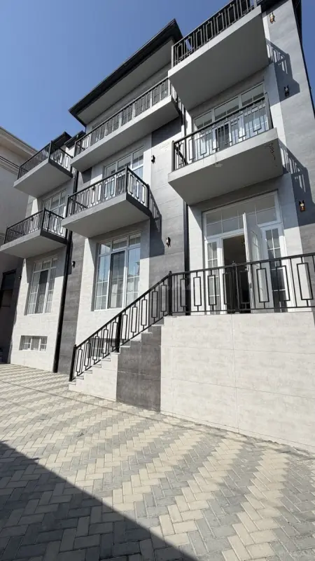 Satılır 8 otaqlı həyət evi 400 m²
