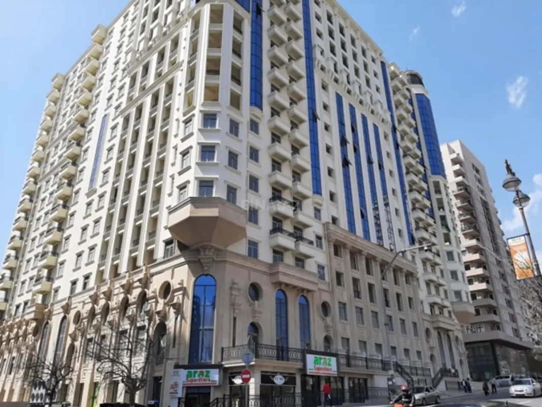 Satılır 4 otaqlı mənzil 242 m²