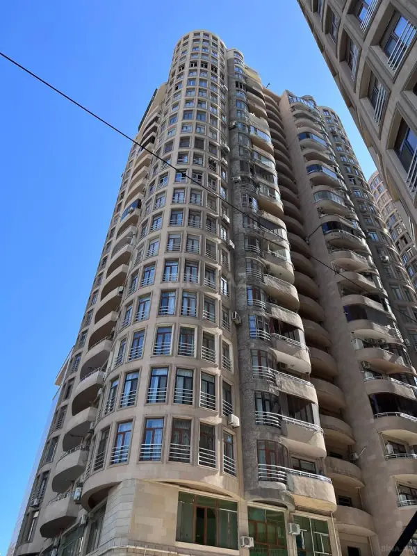 Satılır 3 otaqlı mənzil 157 m²