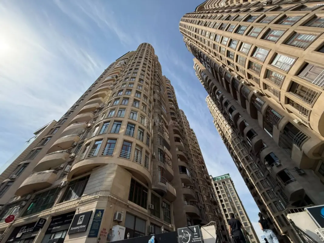 Satılır 4 otaqlı mənzil 191 m²