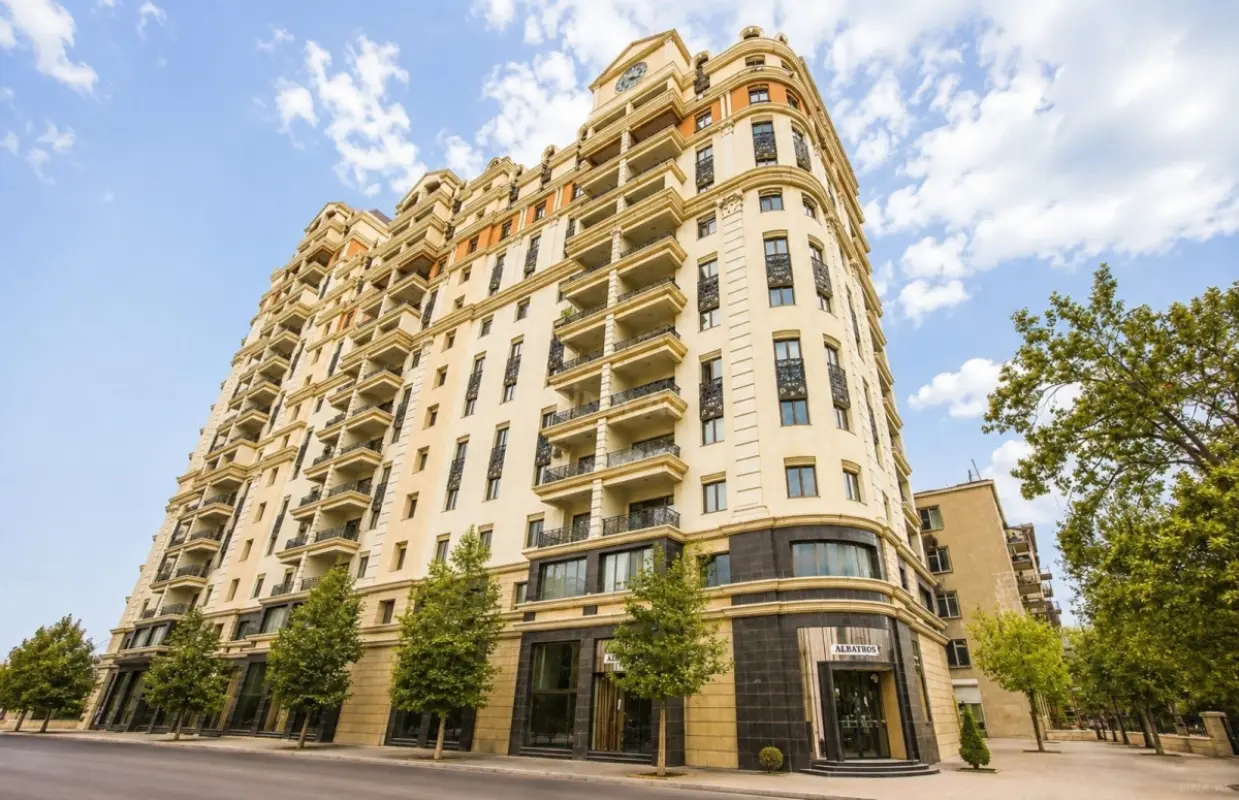 Satılır 4 otaqlı mənzil 233 m²