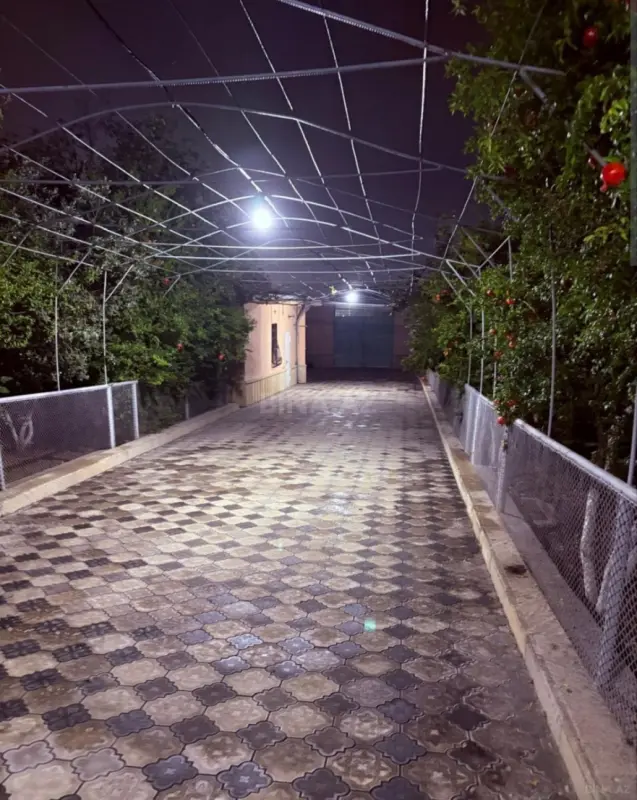 Satılır 11 otaqlı həyət evi 500 m²