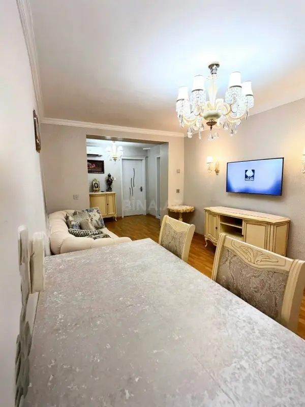 Satılır 5 otaqlı mənzil 130 m²