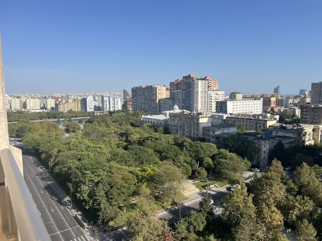 Kirayə verilir 4 otaqlı mənzil 202 m²