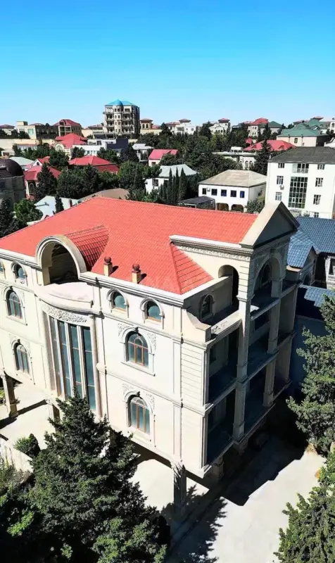 Satılır 15 otaqlı həyət evi 1200 m²