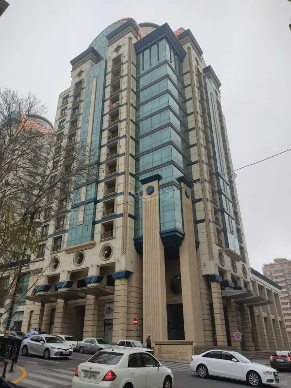 Satılır 4 otaqlı mənzil 190 m²