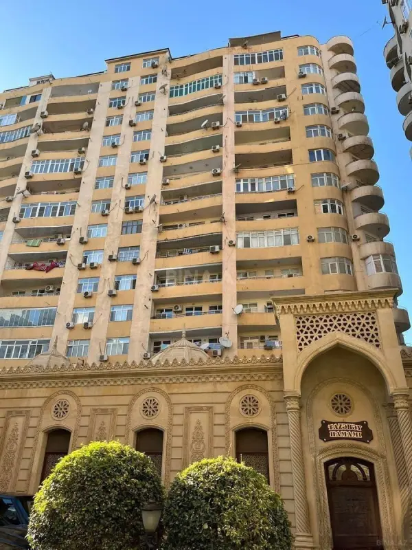 Satılır 4 otaqlı mənzil 192 m²