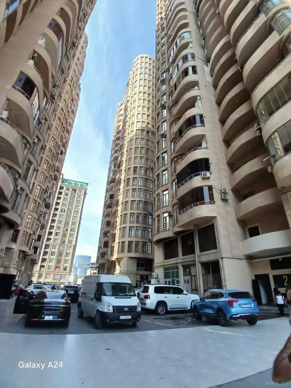 Satılır 4 otaqlı mənzil 191 m²